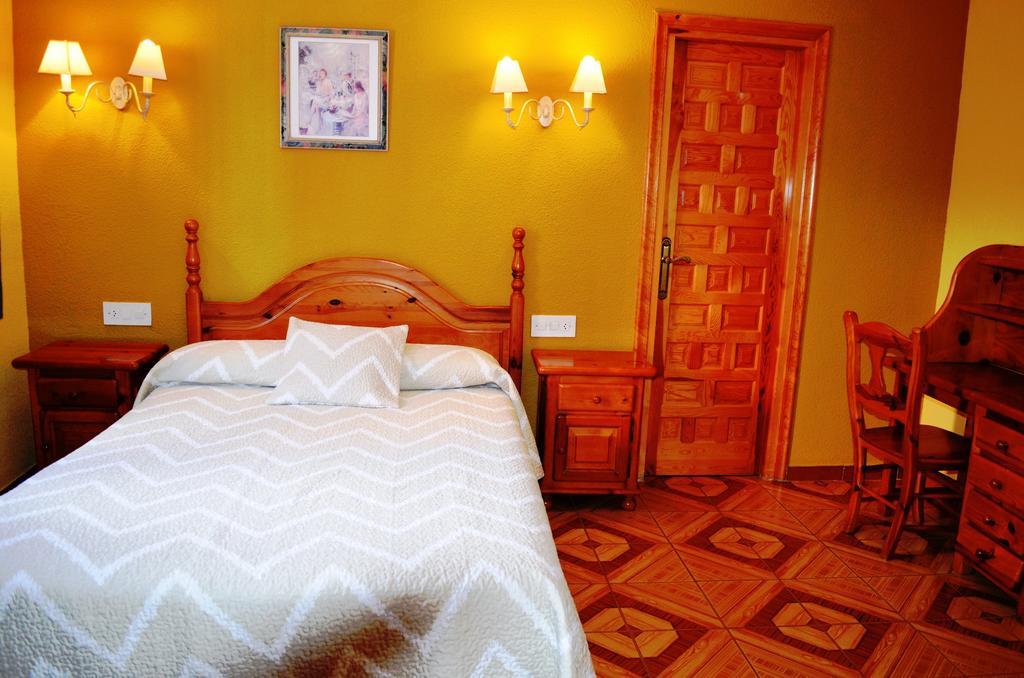 Hotel Suiza Bronchales Exterior photo