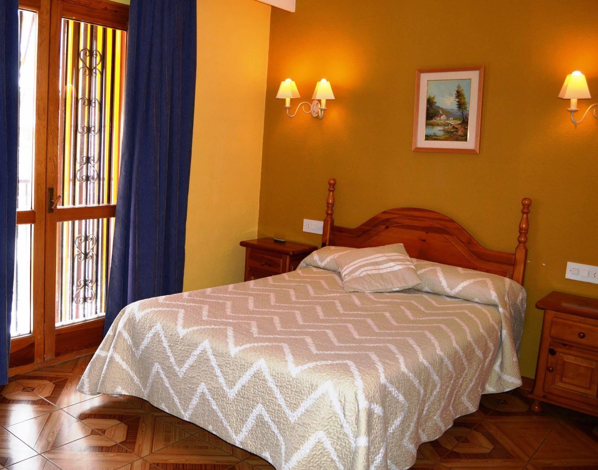 Hotel Suiza Bronchales Exterior photo